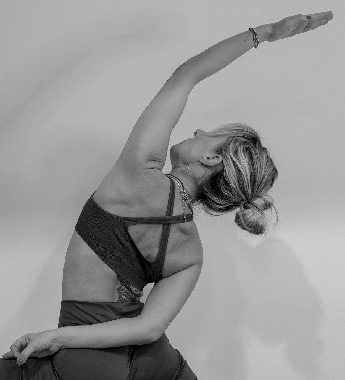 Pratica yoga sul tappetino